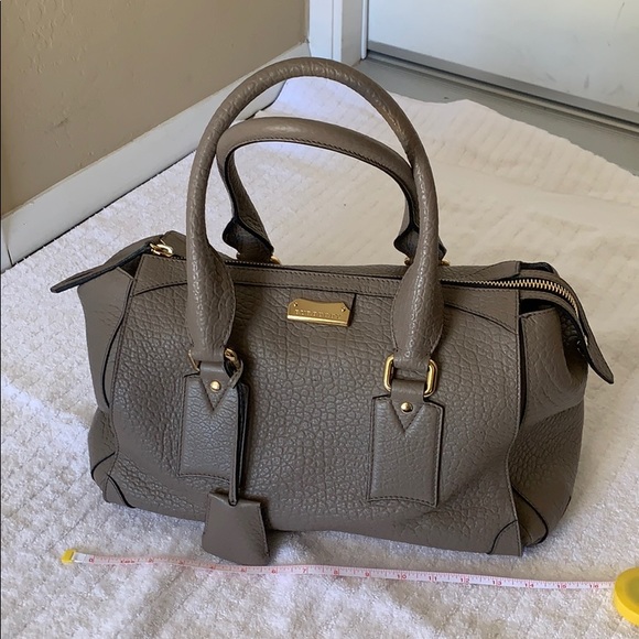 Burberry Handbags - SOLD ~ Perfect Fall Bag - Burberry Gladstone Tote 🍂